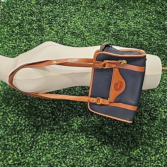 Vintage Dooney and Bourke Purse medium size shoulder bag - Picture 1 of 9